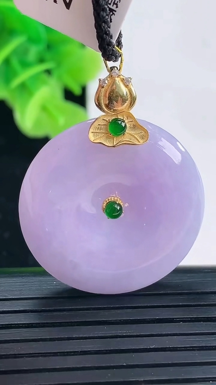 天然A货翡翠18K金紫罗兰平安扣吊坠尺寸26.7-5.6重量:8.89g
3月31日