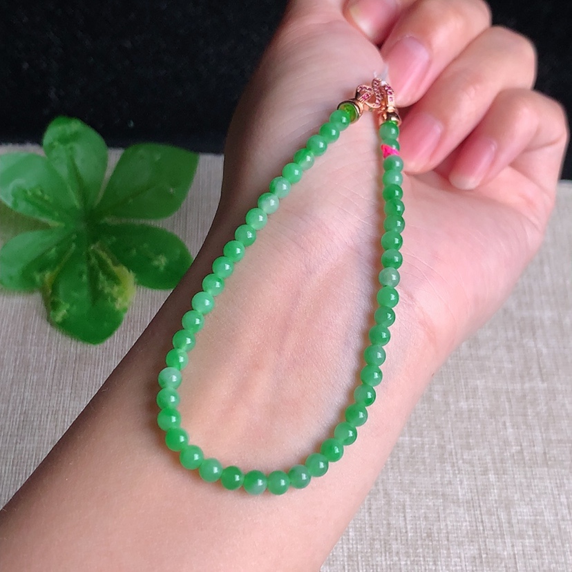 天然A货翡翠满绿圆珠佛珠手串 
尺寸3.8mm 重量5.70g 0329