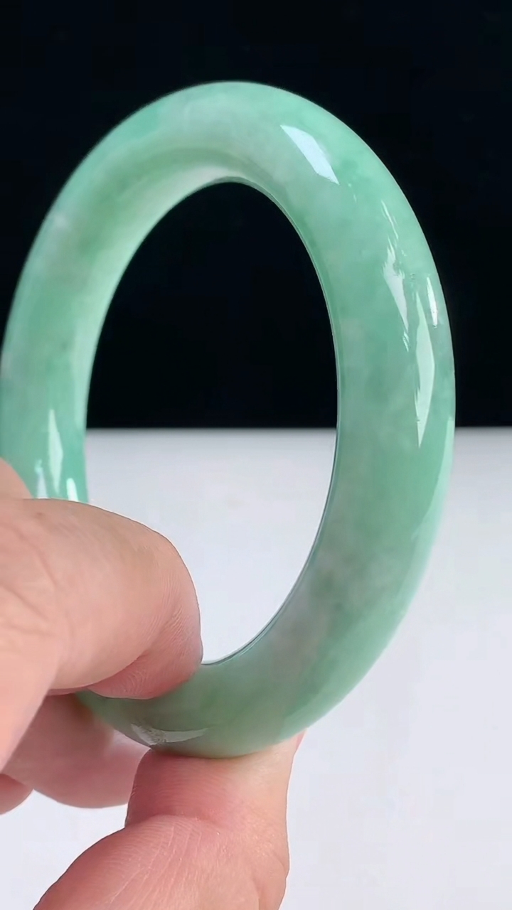 圈口57-58翡翠a货胖圆条手镯尺寸58-13重:102.54g 873月31日