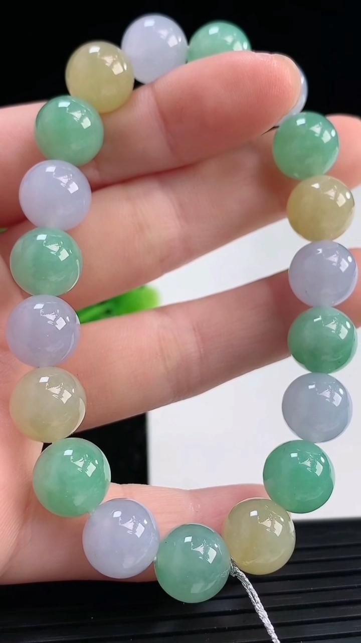 天然A货翡翠三彩圆珠手串尺寸9.8-19颗重量:33.20g3月31日
工厂直销收藏佳品,种好水足，