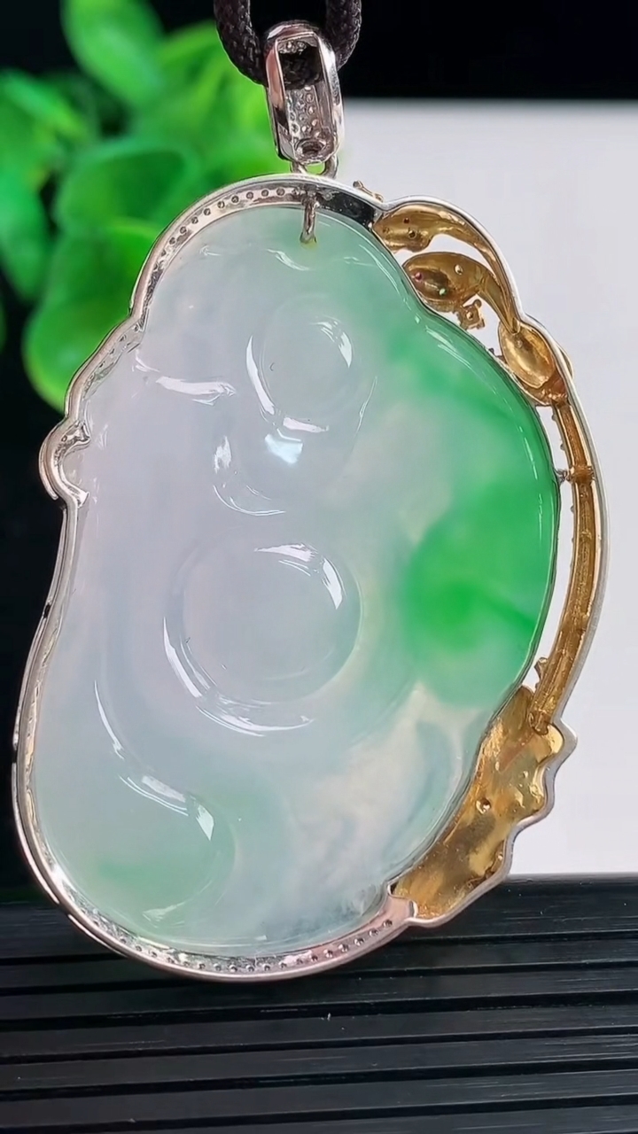 天然A货翡翠布袋佛吊坠尺寸61.1-38.1-9.5裸石49.4-34.4重量:23.04g
3月31日