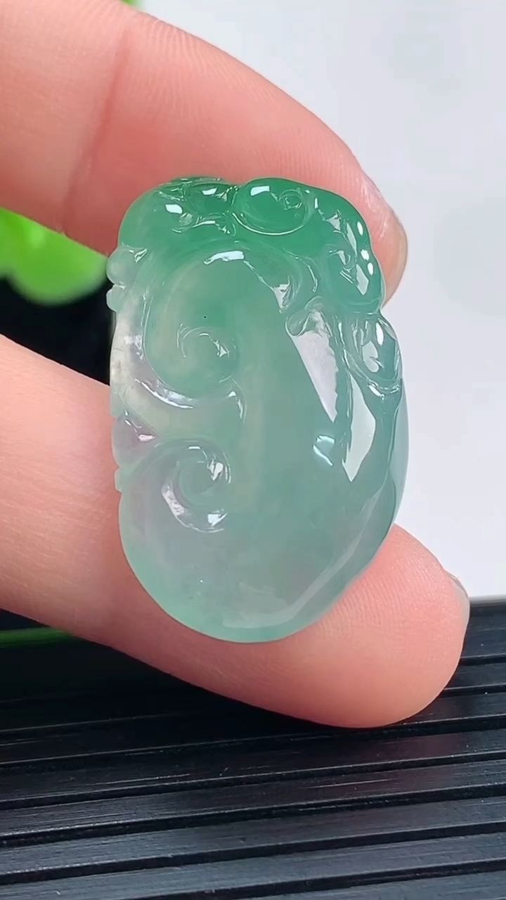 天然A货翡翠如意吊坠尺寸27.3-16.6-6.6重量:5.86g
3月31日