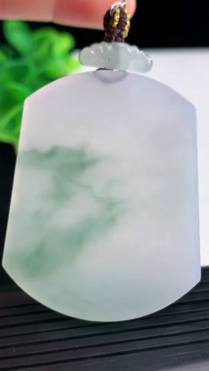 天然A货翡翠种飘花无事牌吊坠尺寸52.8-41.6-5.4重量:35.97g
3月31日