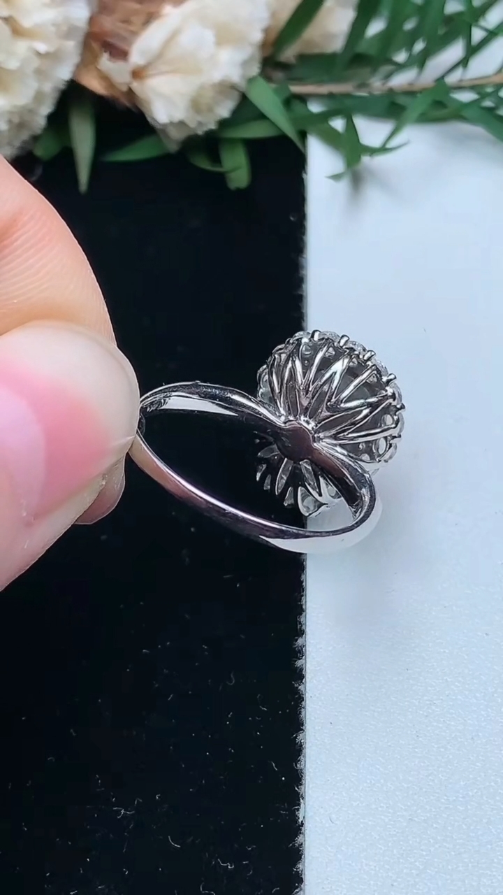 天然A货翡翠葫芦戒指，尺寸17.6-9.2-7，重量:3.30g2026年3月31日
工厂直销收藏佳品,种好水足，色泽均匀，有种有色，上手高大气！