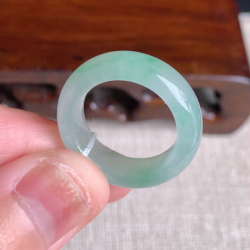 天然A货翡翠晴绿素面戒指 
尺寸16.3-6.2-3.8mm 重量4.20g 0329