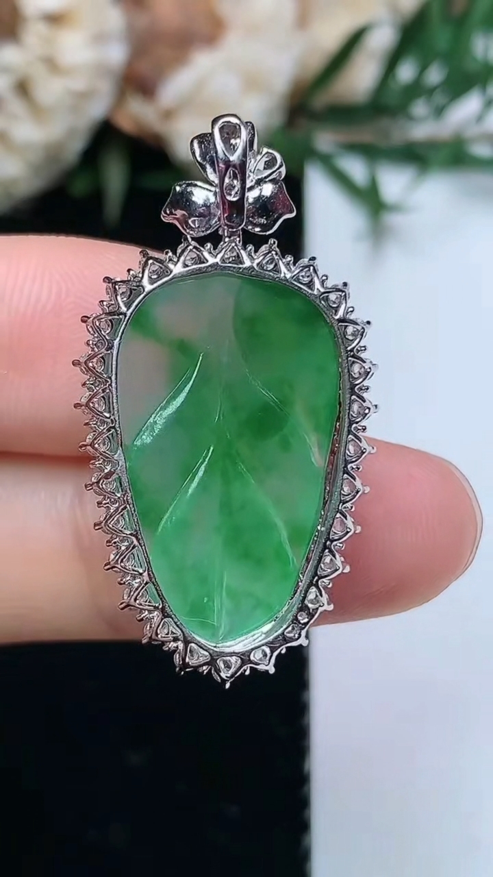 天然A货翡翠金枝玉叶 叶子吊坠，尺寸33.4-17.7-8.7，裸石22-13.8，重量:3.98g
3月31日