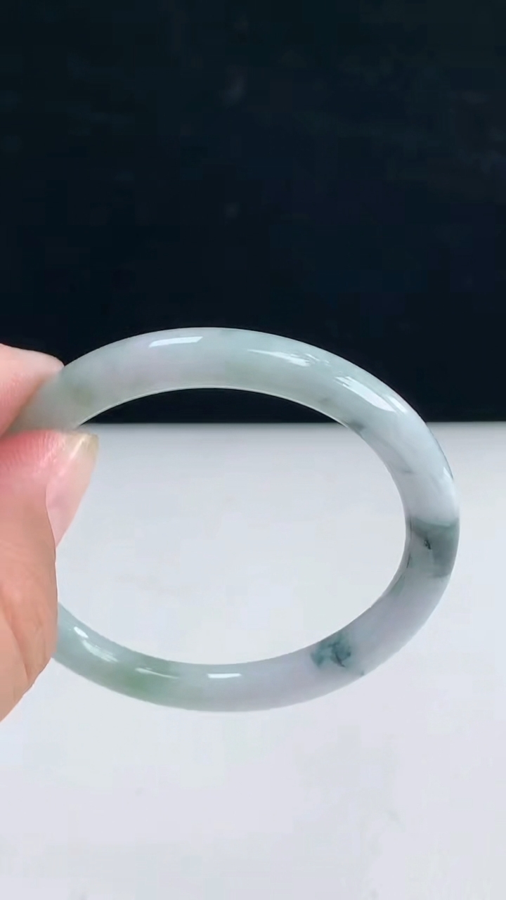 圈口53-54翡翠a货飘圆条手镯尺寸53.2-46.8-6.4-6.3重:19.28g 2363月31日