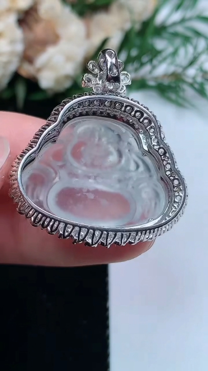 天然A货翡翠白冰佛公吊坠，尺寸31.2-27.9-12，裸石17.9-24.3，重量:6.52g
3月31日