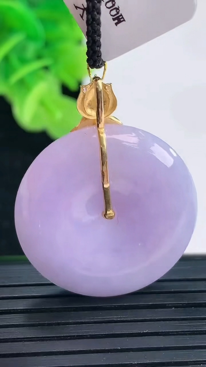 天然A货翡翠18K金紫罗兰平安扣吊坠尺寸26.7-5.6重量:8.89g
3月31日