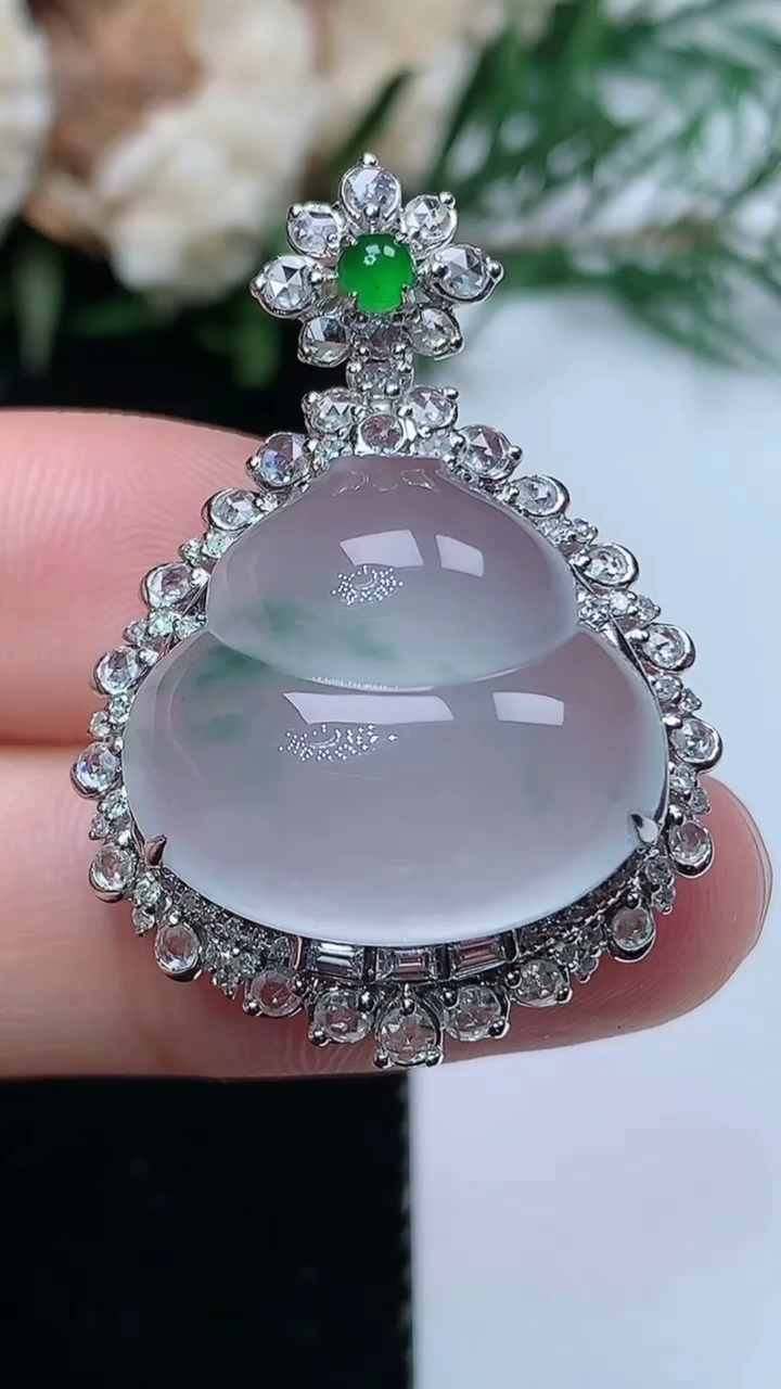 天然A货翡翠飘花葫芦吊坠，尺寸33.3-23.6-12.5，裸石17.3-19
3月31日