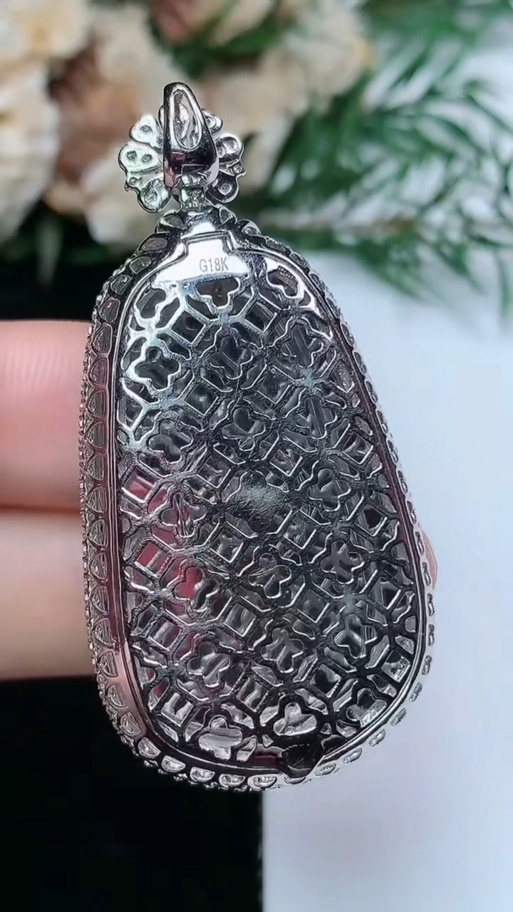 天然A货翡翠如意吊坠，尺寸47.9-23.6-10，裸石34-21，重量:10.00g
3月31日