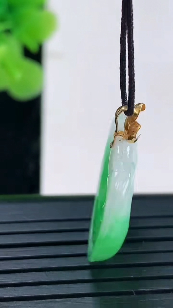 天然A货翡翠如意头吊坠尺寸22.3-23.4-4重量:4.47g
3月31日