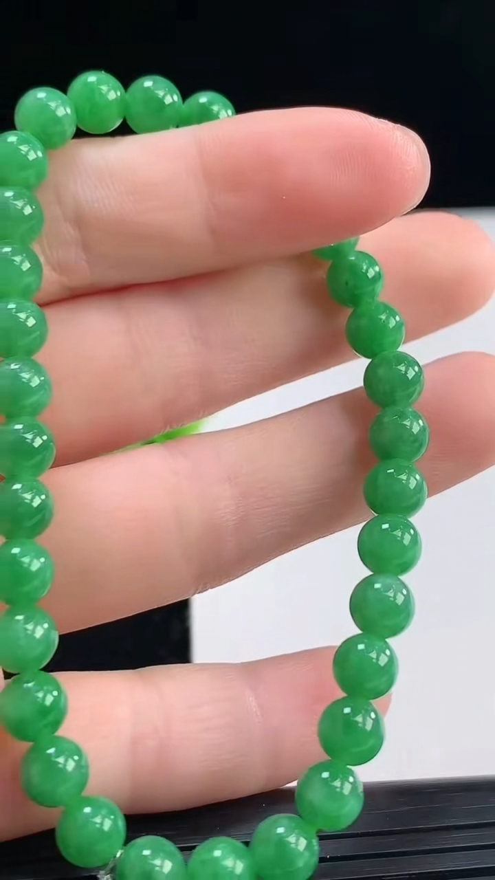 天然A货翡翠圆珠手串尺寸5.8-32颗重量:11.12g3月31日
工厂直销收藏佳品,种好水足，色泽均匀，有种有色，上手高大气！