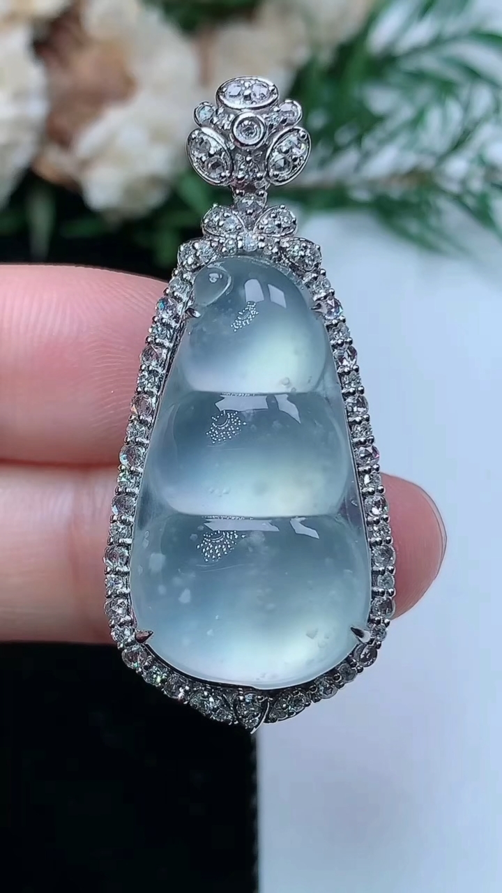 天然A货翡翠白冰福豆吊坠，尺寸44-18.2-11.4，裸石26.3-14.5
3月31日