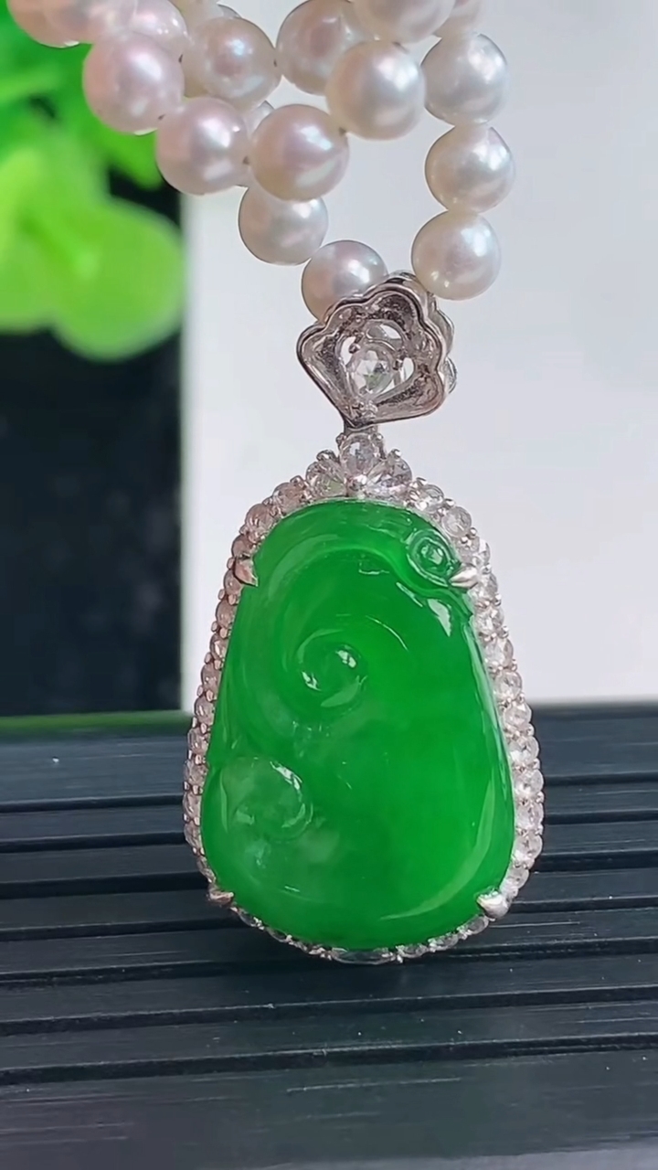 天然A货翡翠如意吊坠尺寸28.8-14.7-7.9裸石18.7-12.1重量:12.77g
3月31