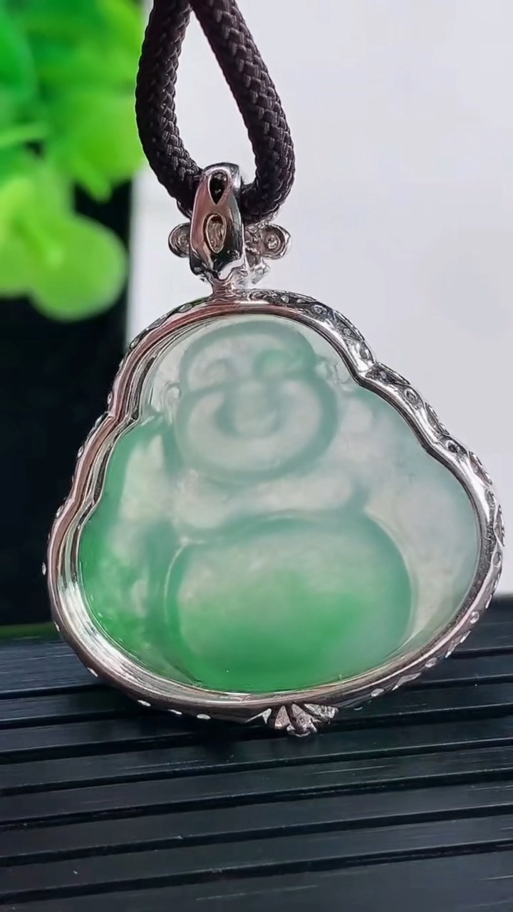 天然A货翡翠佛公吊坠尺寸35.6-29.4-8.5重量:6.76g
3月31日