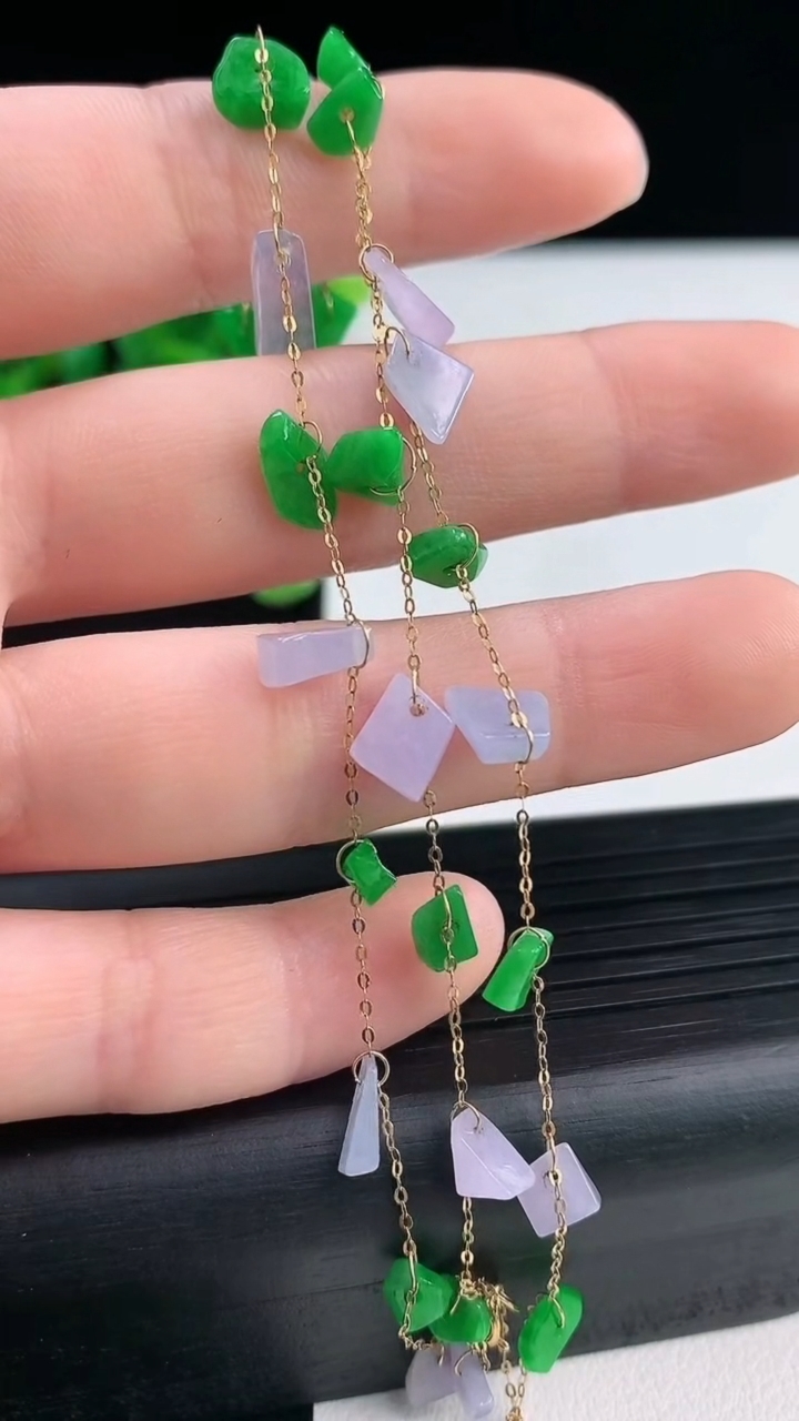 天然A货翡翠双彩原石手链尺寸8.4-4.3-2.7重量:5.07g
3月31日