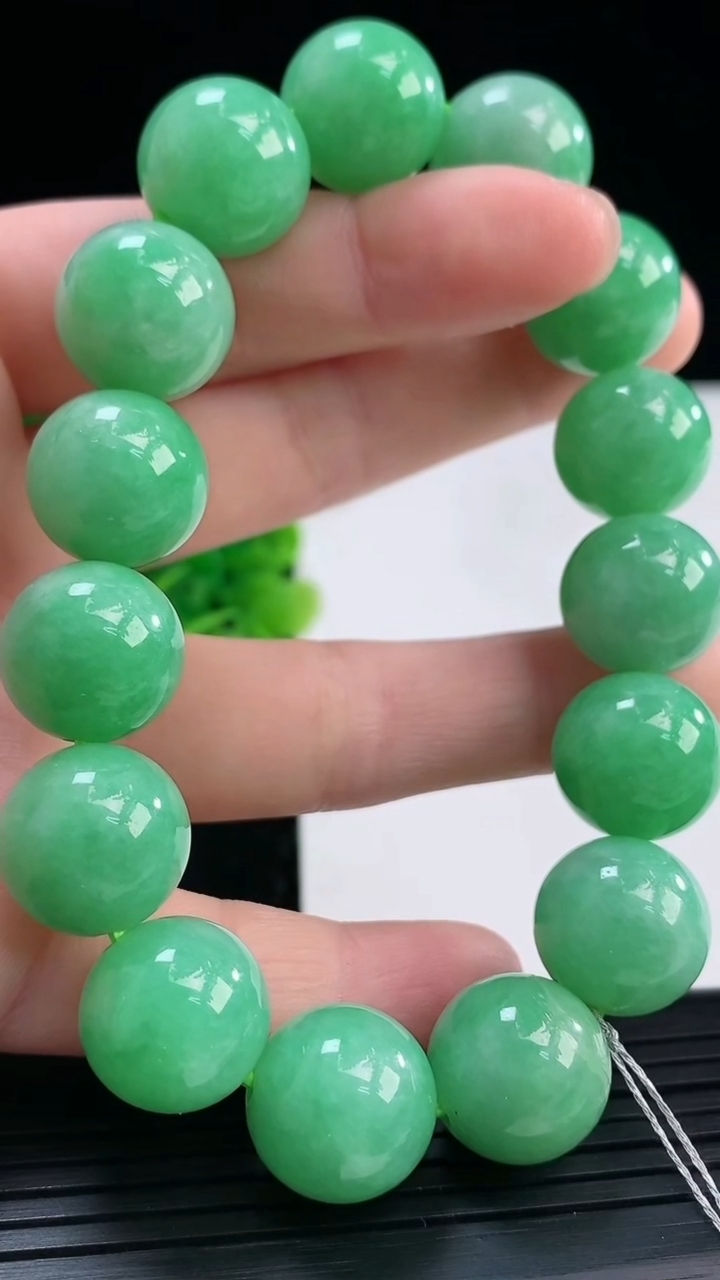 天然A货翡翠圆珠手串尺寸13.8-15颗重量:70.49g3月31日
工厂直销收藏佳品,种好水足，色
