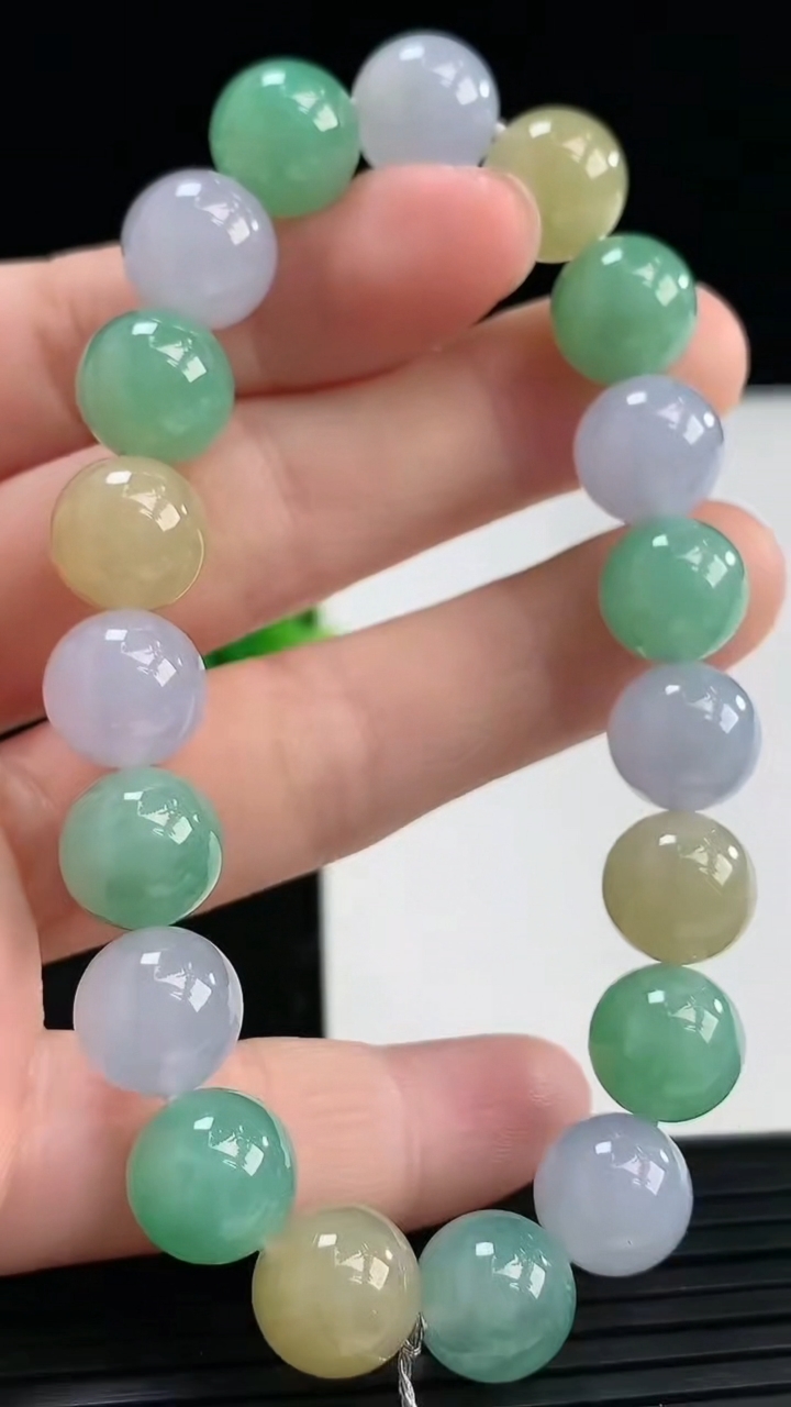天然A货翡翠三彩圆珠手串尺寸9.8-19颗重量:33.20g3月31日
工厂直销收藏佳品,种好水足，色泽均匀，有种有色，上手高大气！