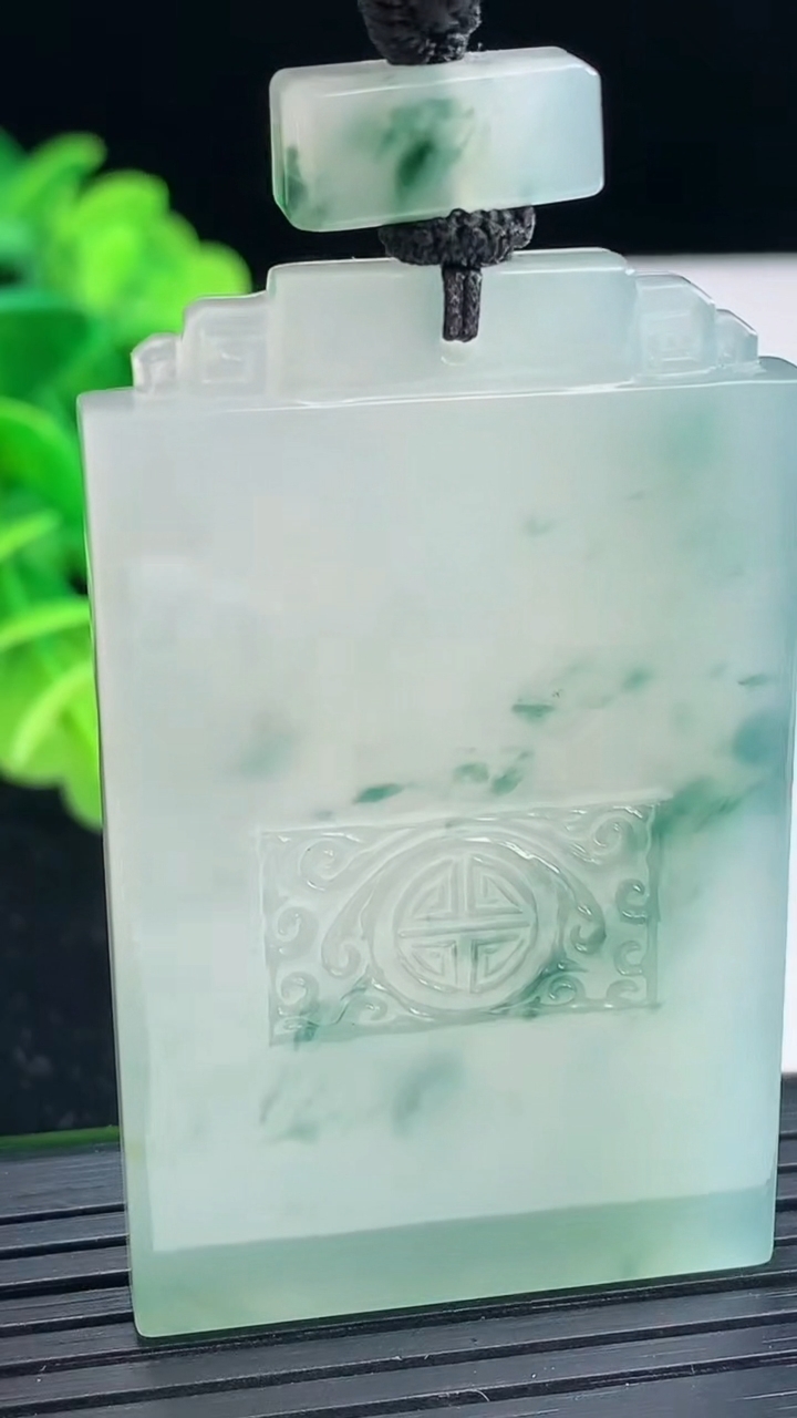 天然A货翡翠种飘花仿古无事牌吊坠尺寸53.4-33.5-5.7重量:38.65g
3月31日