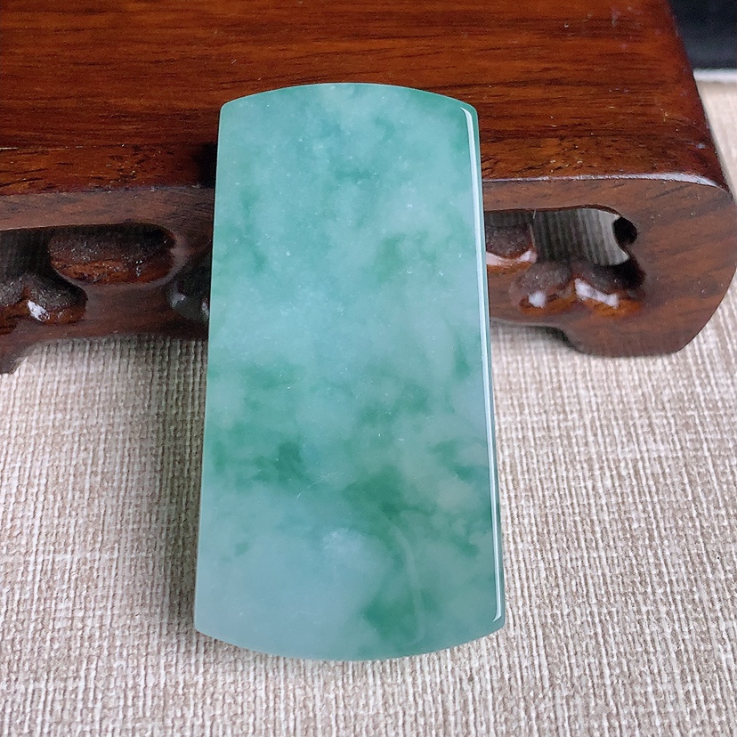 天然A货翡翠飘花无事牌吊坠 
尺寸50.5-26.3-5.8mm 重量23.88g 0329