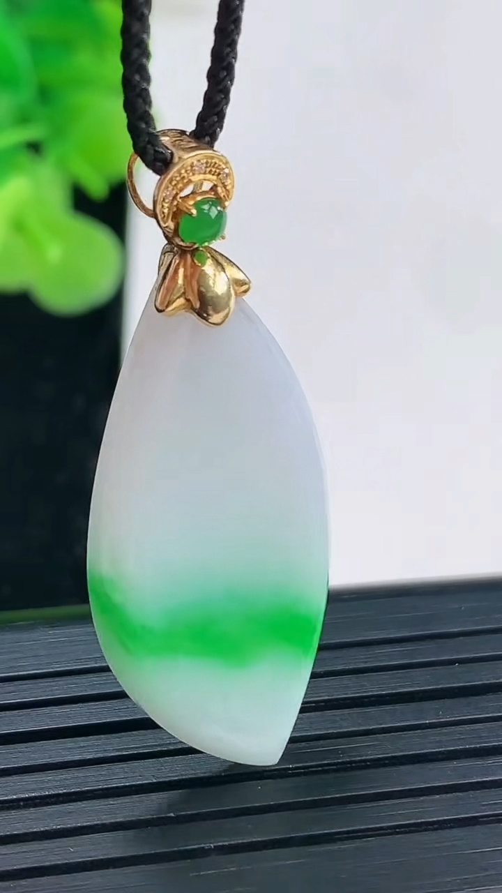 天然A货翡翠随形吊坠尺寸32.9-15.2-3.8重量:5.03g
3月31日