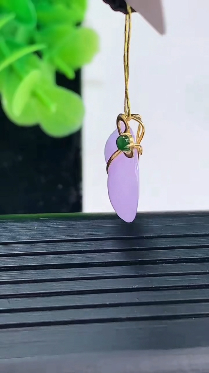 天然A货翡翠18K金紫罗兰葫芦吊坠尺寸15.3-13.8-4.5重量:1.53g
3月31日