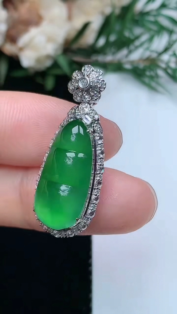 天然A货翡翠福豆吊坠，尺寸30.4-12-9.3，裸石18.5-9，重量:4.54g
3月31日