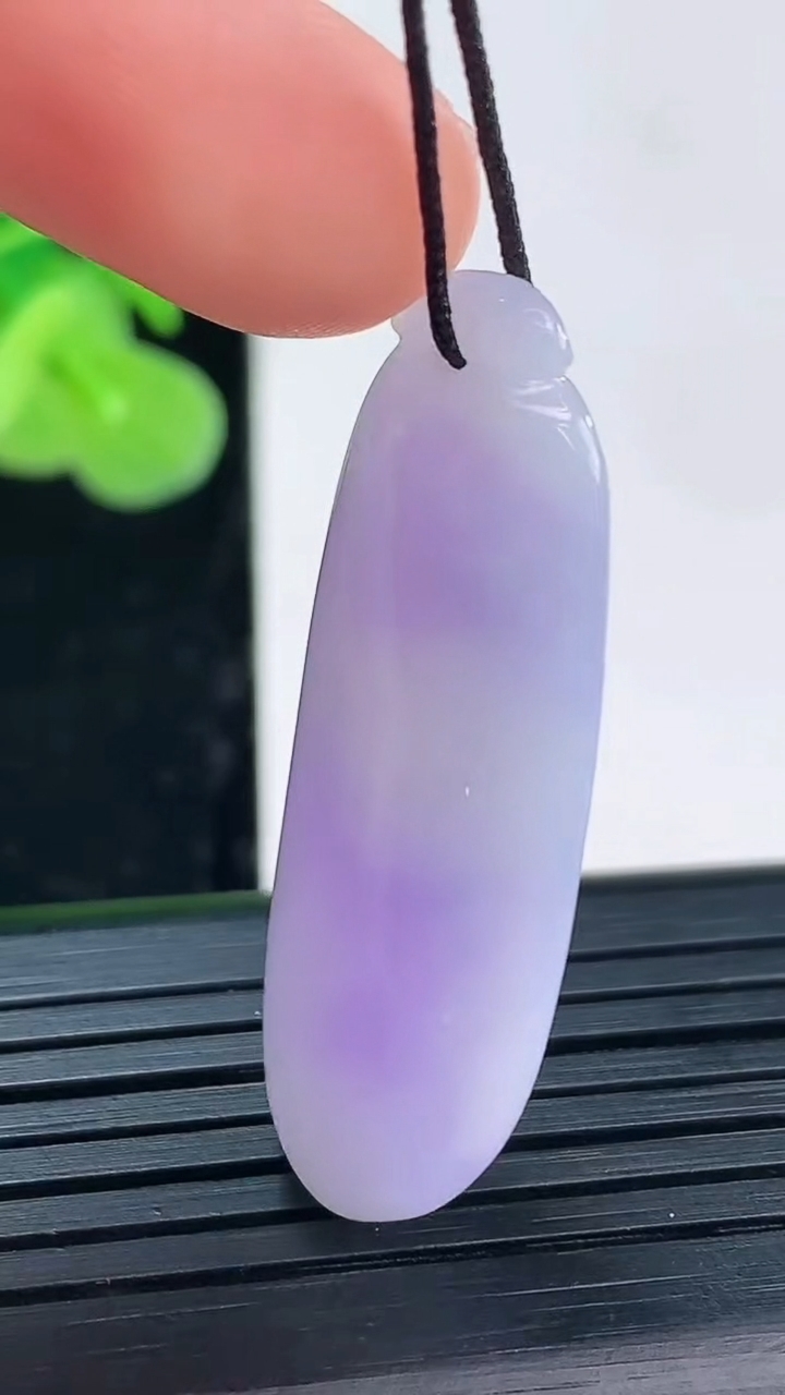 天然A货翡翠紫罗兰福瓜吊坠尺寸37.2-14.5-7.9重量:7.56g
3月31日
​