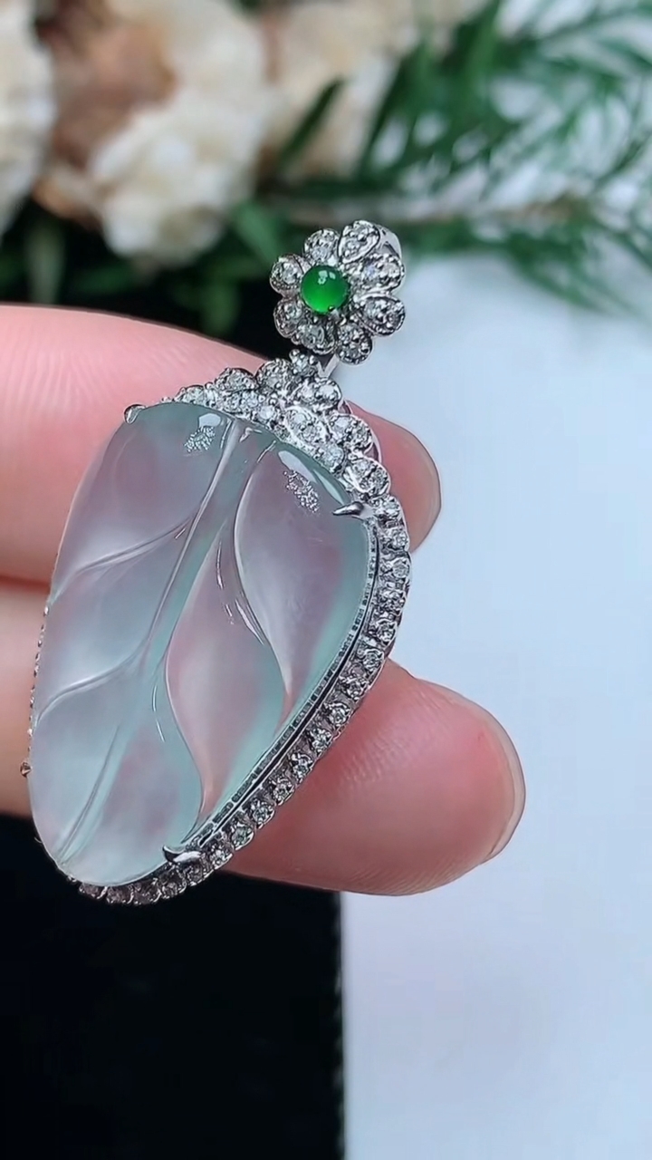 天然A货翡翠白冰金枝玉叶 叶子吊坠，尺寸33.6-17.6-7.4，裸石22.2-15.2，重量:3.74g
3月31日，重量:3.74g