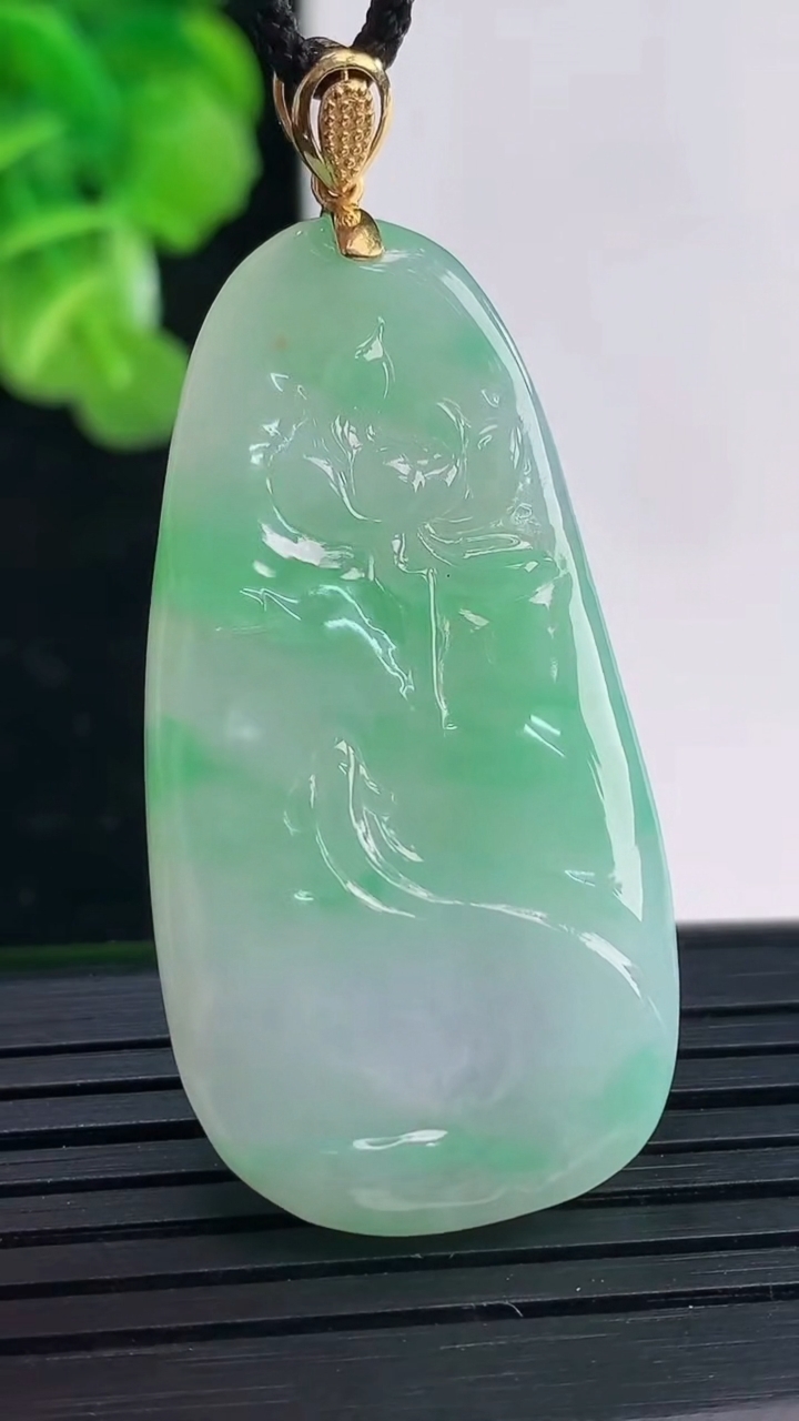 天然A货翡翠和和美美 荷叶鱼吊坠尺寸43.5-23.1-5.6重量:12.51g
3月31日