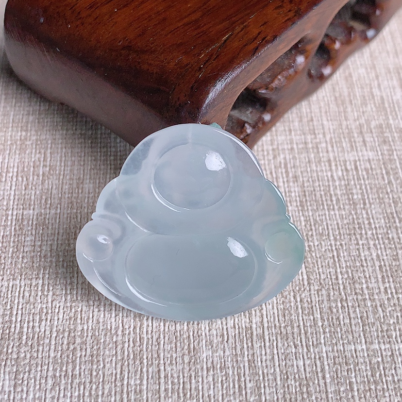 天然A货翡翠白月光佛公吊坠 
尺寸28.4-32-5.8mm 重量8.36g 0329