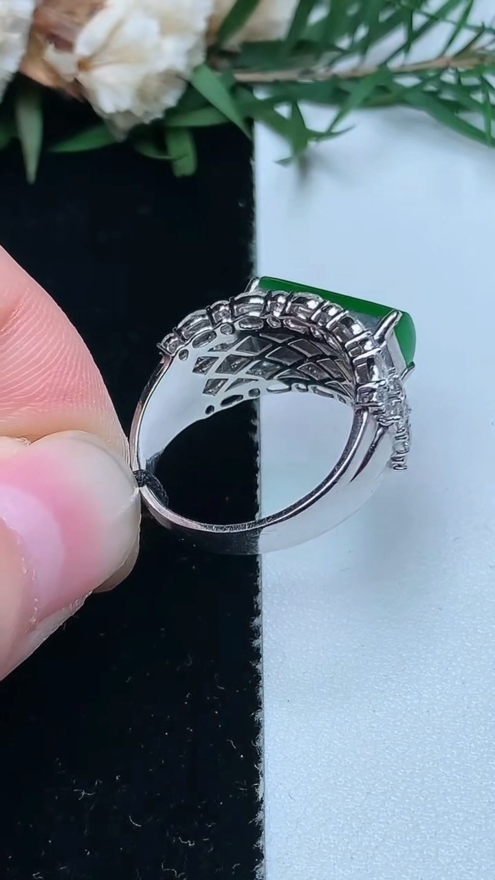 天然A货翡翠马鞍戒指，尺寸17.2-13.3-6.2，重量:5.56g2026年3月31日
工厂直销收藏佳品,种好水足，色泽均匀，有种有色，上手高大气！