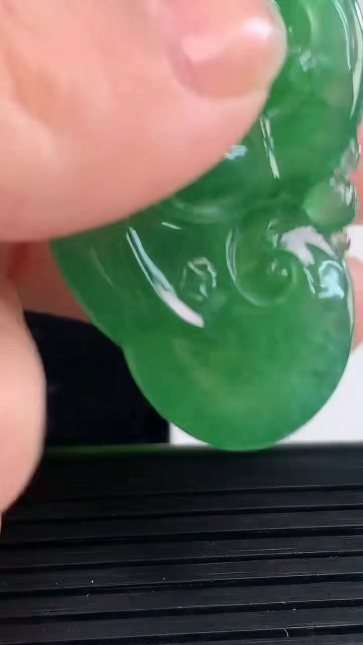 天然A货翡翠如意吊坠尺寸47.4-23.8-11.5重量:16.87g
3月31日