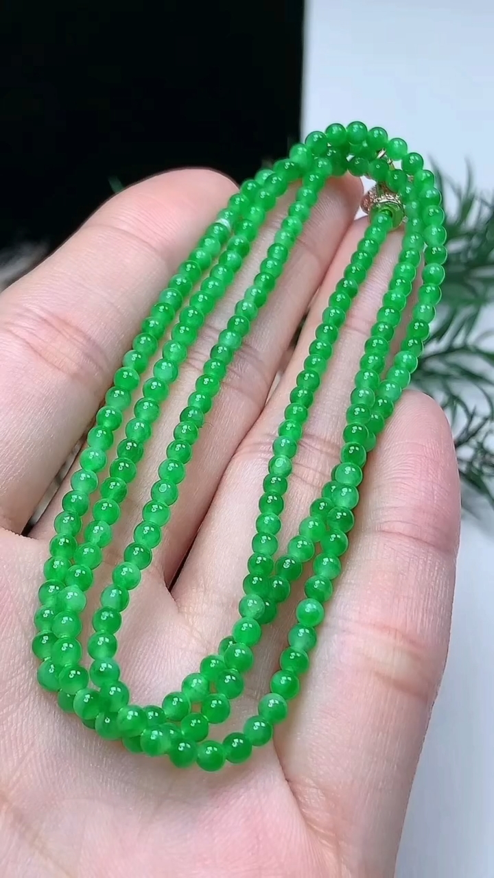天然A货翡翠小米珠项链，尺寸2.7-206颗，重量:8.04g3月31日
工厂直销收藏佳品,种好水足