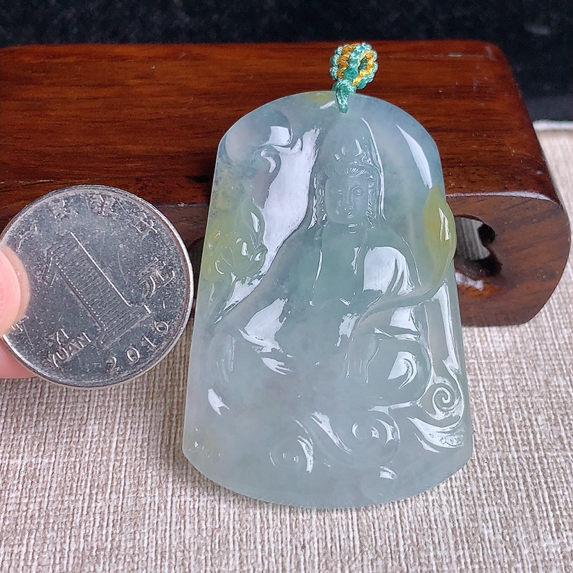 天然A货翡翠飘黄翡大势至菩萨吊坠 
尺寸53-35.8-5.8mm 重量22.42g 0329