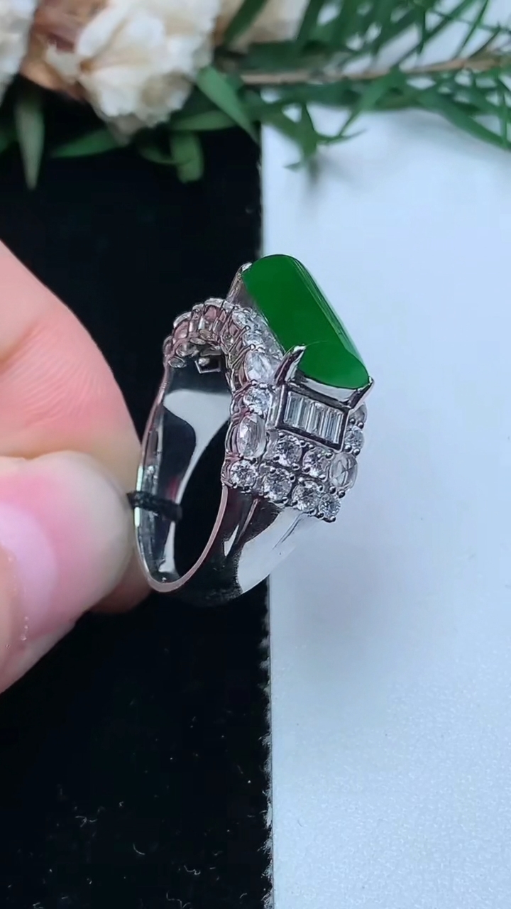 天然A货翡翠马鞍戒指，尺寸17.2-13.3-6.2，重量:5.56g2026年3月31日
工厂直销收藏佳品,种好水足，色泽均匀，有种有色，上手高大气！