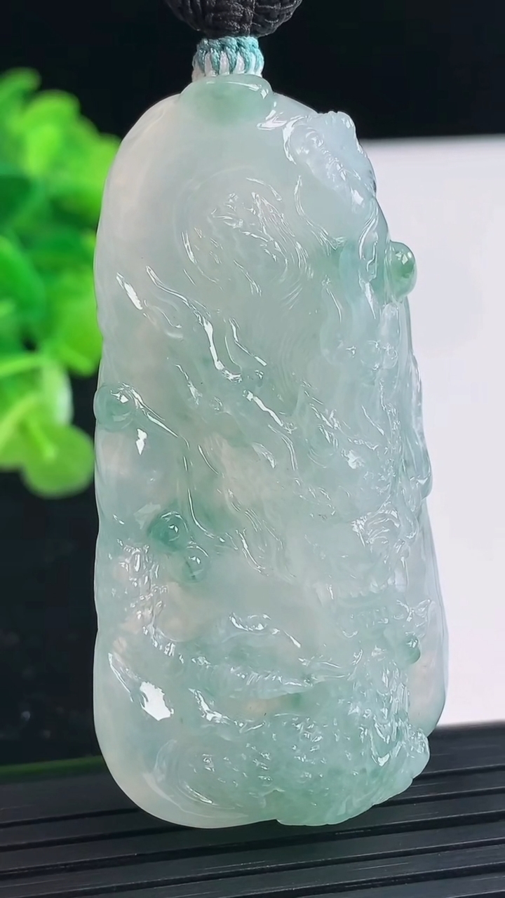 天然A货翡翠种飘花龙牌吊坠尺寸58.4-30.6-11.3重量:39.79g
3月31日