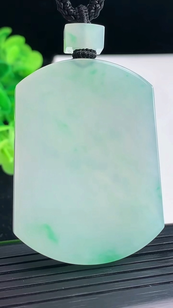 天然A货翡翠无事牌吊坠尺寸51.2-37.9-5.2重量:39.30g
3月31日