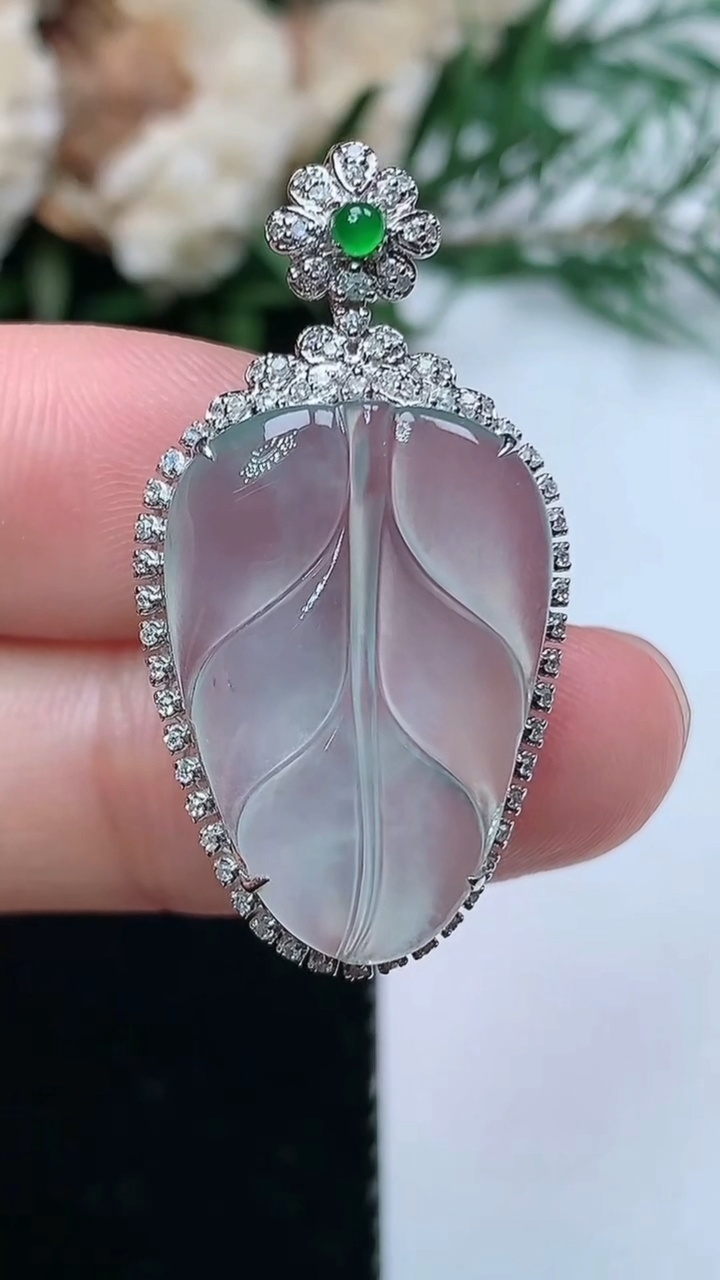 天然A货翡翠白冰金枝玉叶 叶子吊坠，尺寸33.6-17.6-7.4，裸石22.2-15.2，重量:3