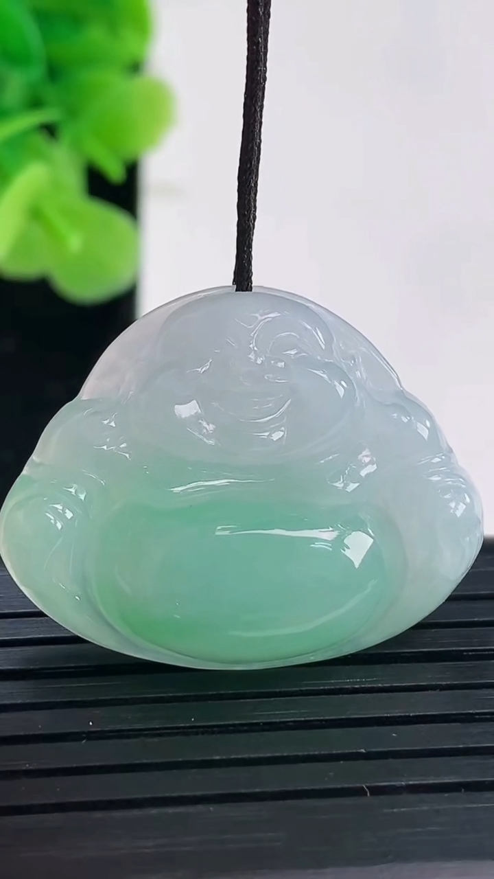 天然A货翡翠佛公吊坠尺寸24.6-31.2-6.5重量:7.56g
3月31日