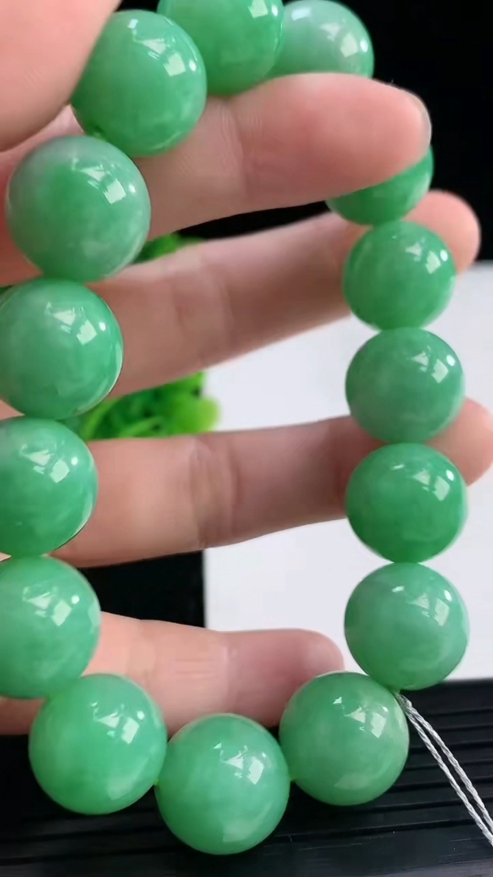 天然A货翡翠圆珠手串尺寸13.8-15颗重量:70.49g3月31日
工厂直销收藏佳品,种好水足，色泽均匀，有种有色，上手高大气！