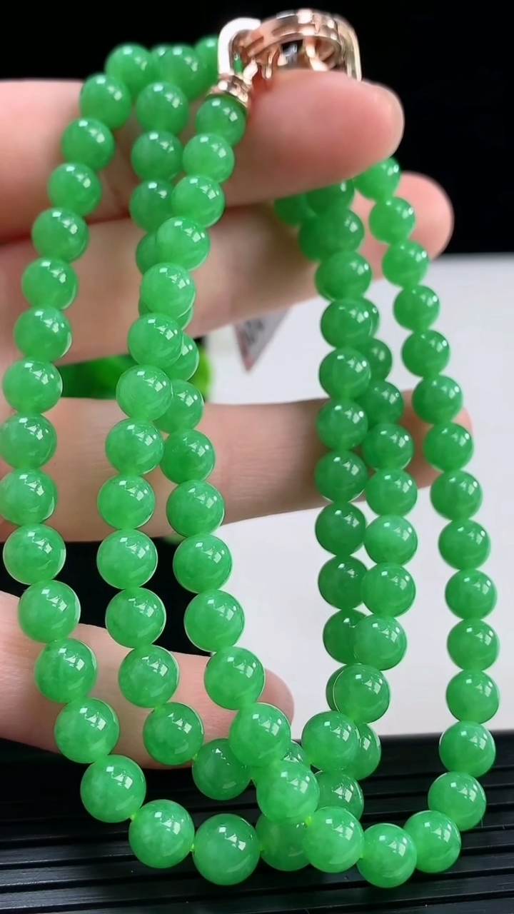 天然A货翡翠圆珠项链尺寸5.8-100颗重量:38.81g
3月31日