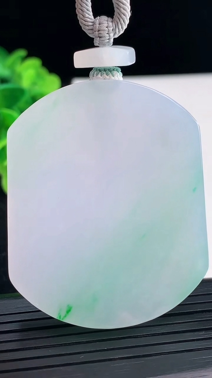 天然A货翡翠无事牌吊坠尺寸53.3-43.1-6.5重量:49.20g
3月31日