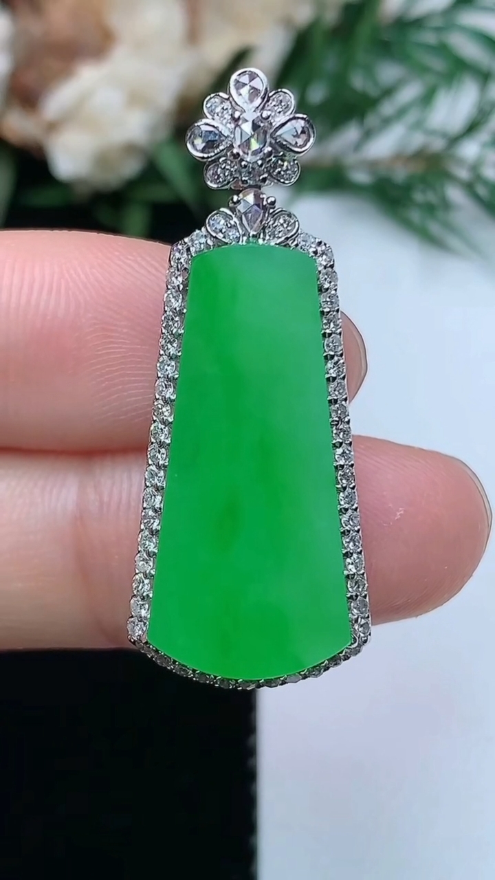 天然A货翡翠无事牌吊坠，尺寸35.3-14-6.8，裸石24.2-11，重量:4.36g
3月31日