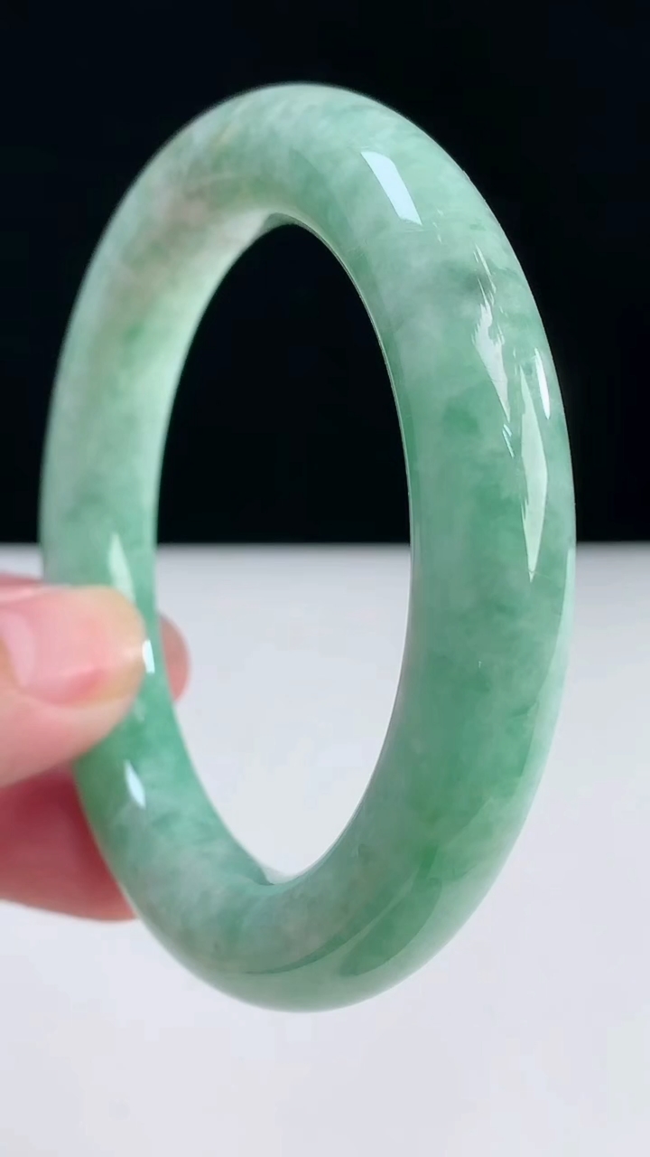 圈口56-57翡翠a货圆条手镯尺寸57-11.4重:74.64g 873月31日