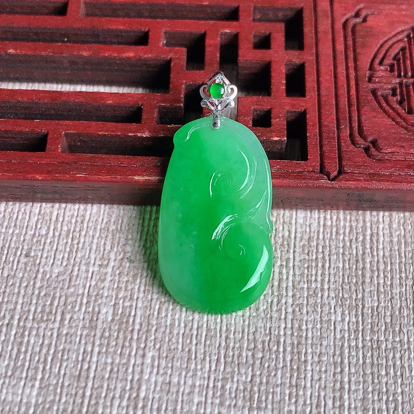 天然A货翡翠18K金扣头满绿如意吊坠 
尺寸29.3-23.5-13.8-3.5mm 重量2.15g