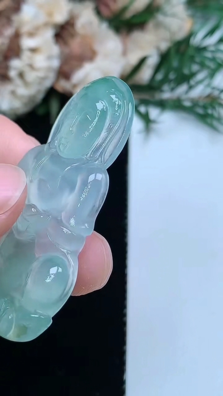 天然A货翡翠观音菩萨吊坠，尺寸44.8-27.2-4.2，重量:8.85g
3月31日