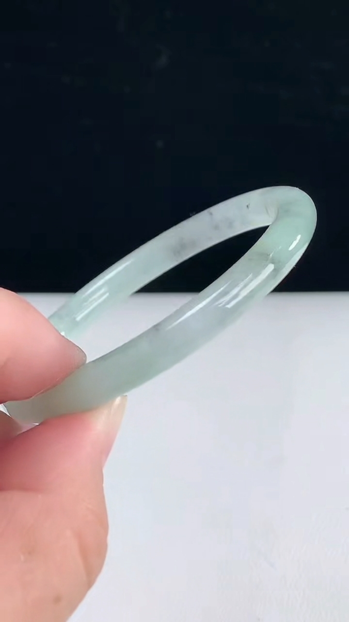 圈口52-53翡翠a货飘圆条手镯尺寸52.4-7-7.4重:25.76g2363月31日