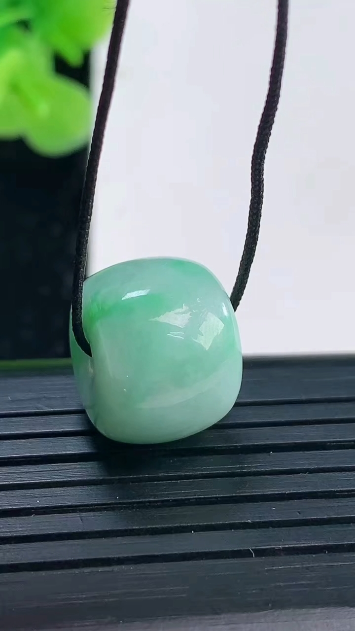 天然A货翡翠路路通吊坠尺寸15.1-12重量:6.06g
3月31日